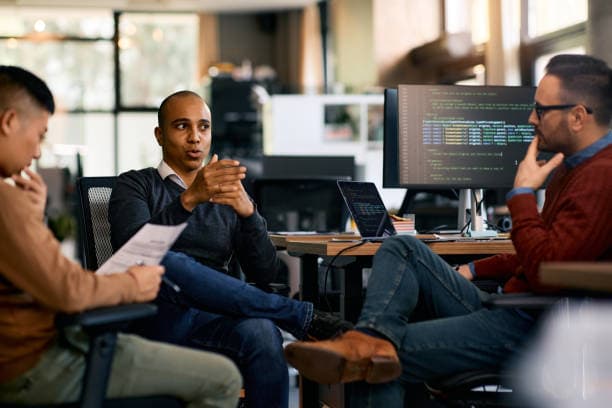L'équipe de Paytins collaborant dans un bureau moderne